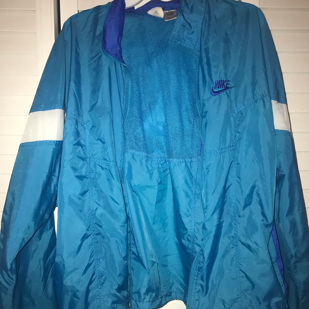 Icy Blue and white Nike Windbreaker 😍💙